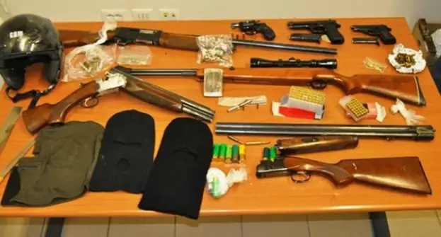 Napoli - Arsenale e munizioni custodite nell'auto: arrestato 31enne