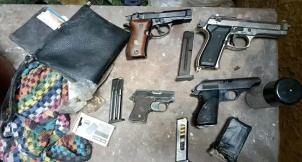Napoli Quartieri Spagnoli, Polizia sequestra quattro pistole nascoste in intercapedine