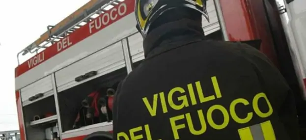 Napoli - Auto prendono fuoco, fiamme avvolgono edificio: inquilini salvati dalla Polizia