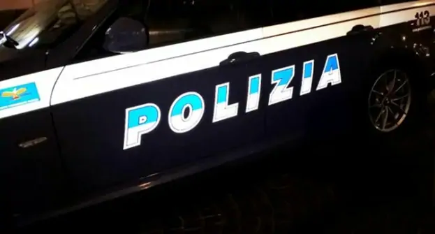 Napoli - Scooter non ferma all'alt, feriti tre poliziotti ed una donna