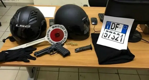 Napoli - Su scooter con targa contraffatta e pistola, due arresti
