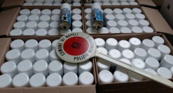 Napoli - Sequestrate oltre 500 bombolette spray in un negozio