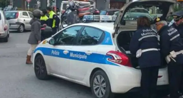 Napoli - Blitz anti parcheggiatori abusivi, sanzioni per 22 persone