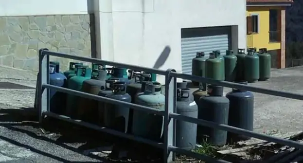 Vallo della Lucania (SA) - Bombole GPL vendute in strada, sequestro da 430 kg. Denunciato esercente