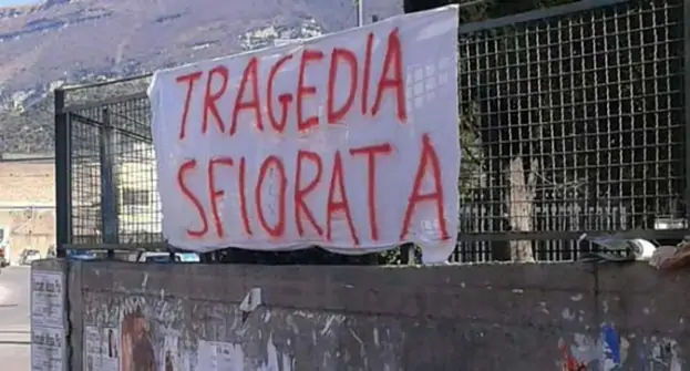 Sarno (SA) - Crolla soffitto di una scuola, tragedia sfiorata. M5S: «Servono interventi urgenti»