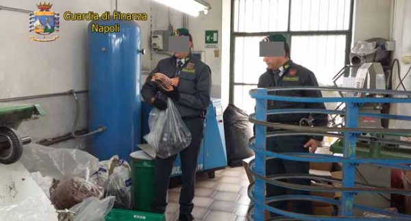 Melito di Napoli (NA) - Sequestrato opificio calzaturiero, otto lavoratori "a nero"