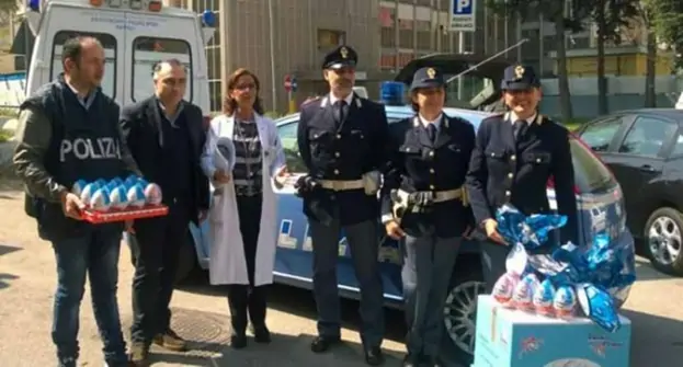 Napoli - La Polizia dona uova di Pasqua ai bambini ricoverati al Santobono