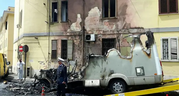 Torre Annunziata - Camper a fuoco in via Vittorio Veneto, tragedia sfiorata: le immagini e il video
