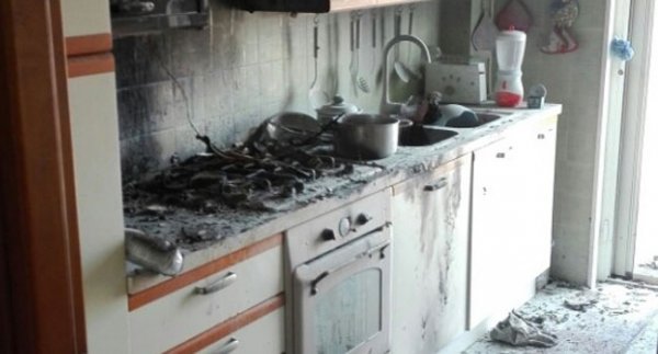 Napoli - Incendio in un appartamento, Polizia salva coppia di anziani