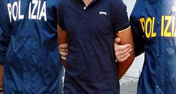 Napoli - Polizia arresta latitante, trovato a casa della compagna