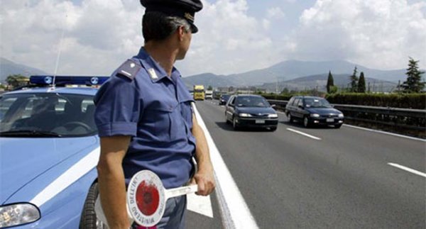 Napoli - Controlli della polizia di Stato contro il fenomeno dei parcheggiatori abusivi