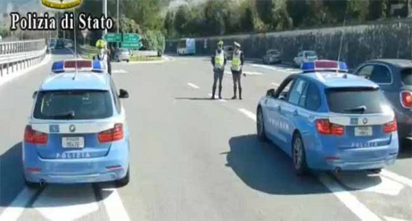 Caserta - Due poliziotti della Stradale di Napoli Nord salvano la vita ad un giovane colpito da infarto  