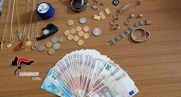 Massa Lubrense - Badante ruba soldi e preziosi ad anziana, denunciata dai carabinieri