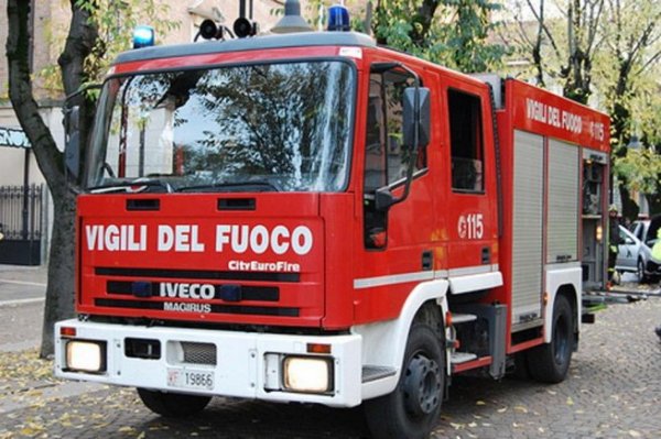 Napoli - Vasto incendio zona campo rom a Scampia, la condanna di de Magistris