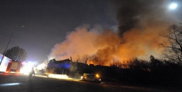 Napoli - Critiche dell'europarlamentare Cozzolino sull'incendio del campo rom a Scampia