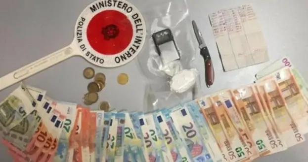 Napoli - Oltre mille euro e cocaina in un borsello, arrestato pusher a Forcella