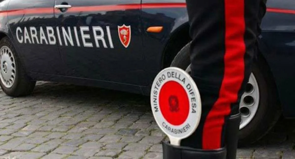 Torre del Greco - In sella allo scooter non si ferma all'alt dei carabinieri, fugge e cade: arrestato