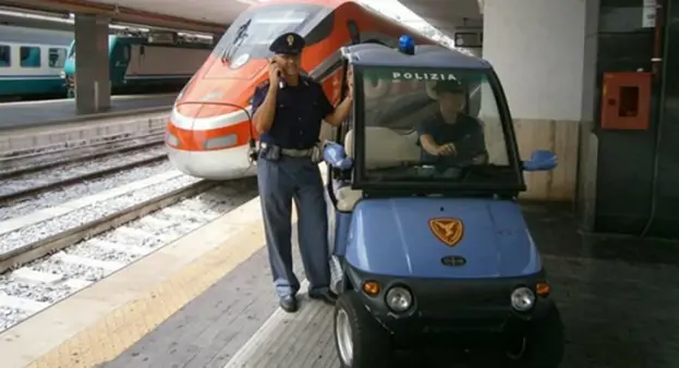 Napoli - Arrestato borseggiatore alla Stazione Centrale, aveva rubato borsa in un bar