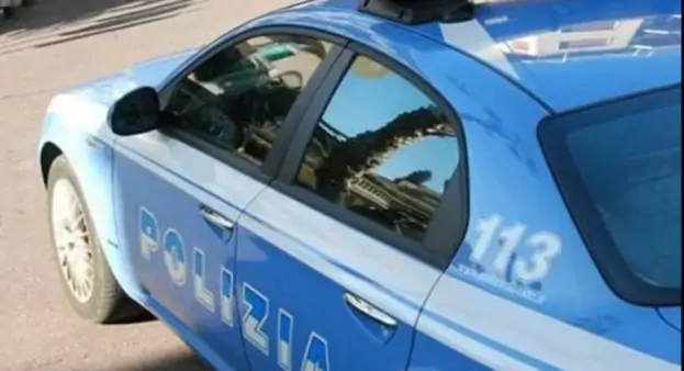 Napoli - Arriva la Polizia e tenta di disfarsi dell'eroina gettandola nel water, arrestato