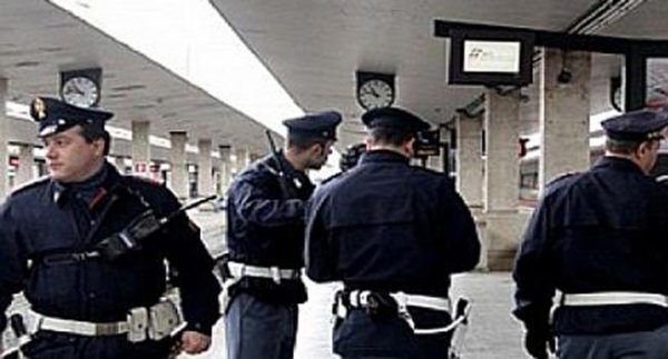 Napoli - Stazione Centrale, rapina una ragazza e tenta di violentarla: arrestato pregiudicato
