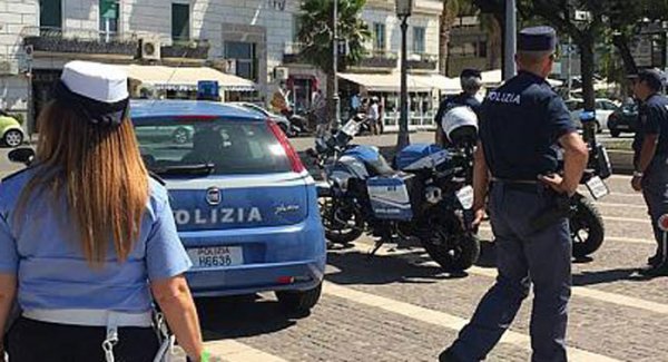 Napoli - Task-force antiabusivi in piazza Garibaldi, un arresto e due denunce