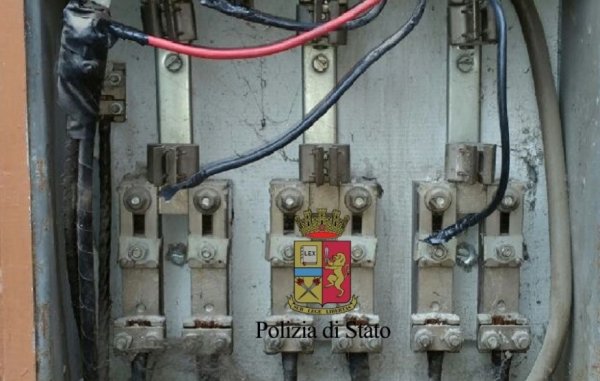 Gragnano/Cercola - Furti di energia elettrica, tre arresti dei carabinieri