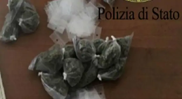 Napoli - Laboratorio per confezionare droga al Rione Sanità, arrestato 29enne