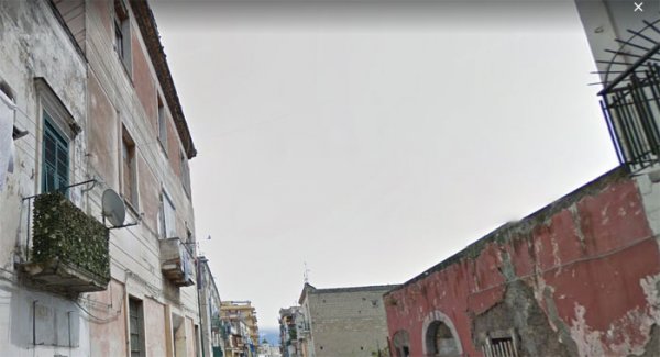 Torre del Greco - Si staccano calcinacci, sgomberata una palazzina in corso Cavour