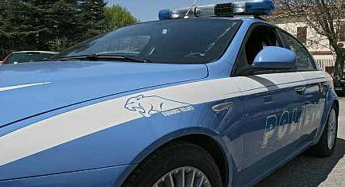 Torre del Greco - Sorpreso a rubare da un'auto in sosta da due poliziotti liberi dal servizio