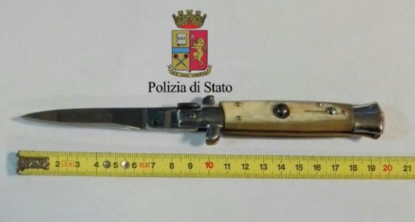 Napoli - Causa di divorzio in Tribunale, ha un coltello: denunciato 58enne