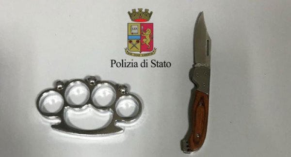 Napoli - A bordo di scooter con tirapugni e coltello, denunciati due giovani di 16 e 17 anni