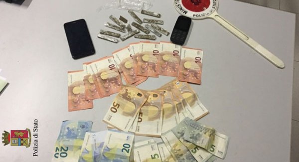 Napoli - Spaccio di droga, in manette 27enne. In una scarpa aveva 8 stecche  di hashish | Torresette