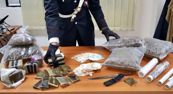 Napoli - Circa dieci kg di droga in casa e nell'auto, arrestato dai carabinieri