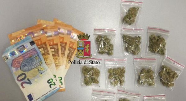 Napoli - Pusher nascondeva droga tra i rifiuti, arrestato