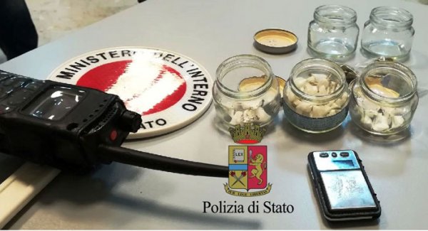 Napoli - Cocaina in vasetti di vetro, arrestato pusher