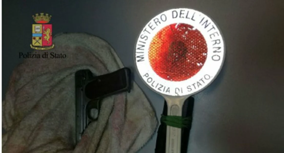 Napoli - Pistola nascosta nel mobiletto del bagno, arrestato 30enne