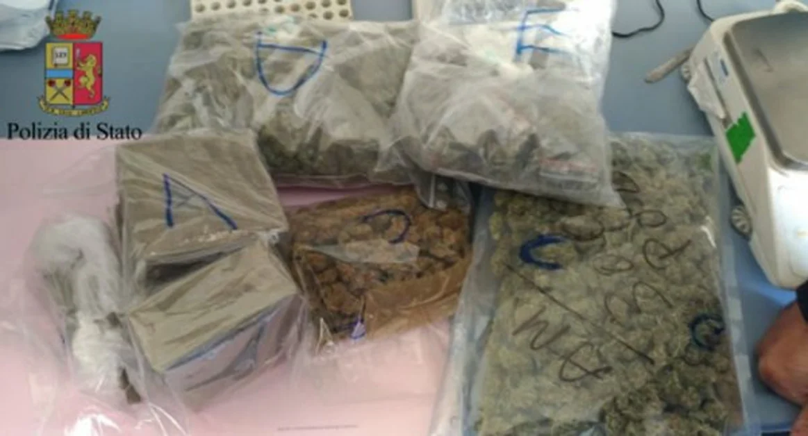 Napoli - Blitz a Poggioreale, Polizia sequestrata circa 4 kg di droga: due arresti