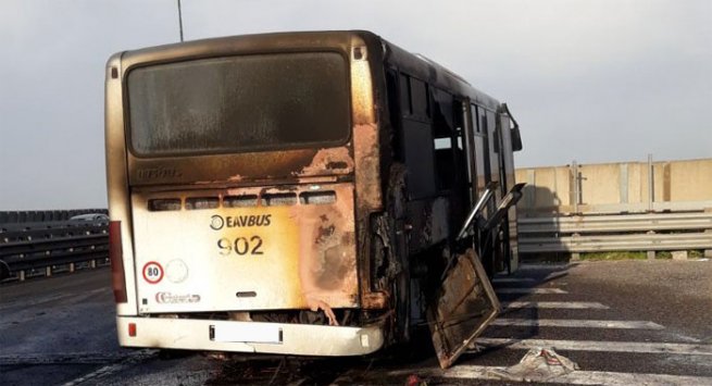 Napoli - Bus EAV prende fuoco in Tangenziale, tragedia sfiorata: a bordo 20 studenti