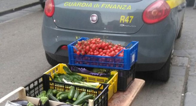 Ambulanti abusivi: sequestrati 7 quintali di generi alimentari tra Torre Annunziata, Pompei e Boscoreale
