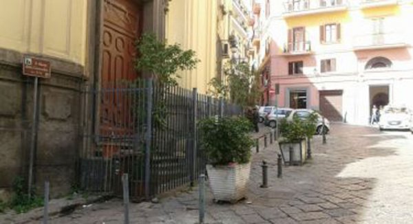 Napoli - Quartieri Spagnoli, rimossi settanta paletti abusivi