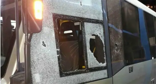 Napoli - Bus EAV danneggiato: energumeno rompe i vetri con una chiave inglese, autista in ospedale