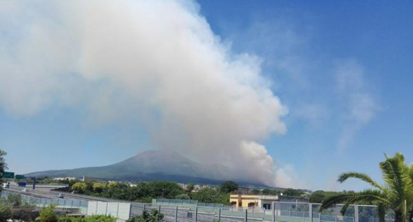 Incendi sul Vesuvio, le iniziative della Rete Civica per il Parco Nazionale: sopralluoghi nelle zone devastate