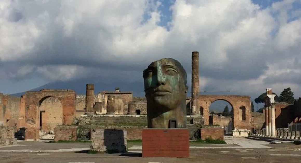 Pompei - Ruba cocci da una domus agli Scavi, denunciato turista