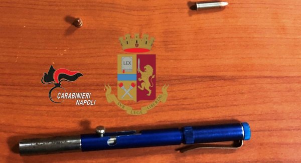 Napoli - Penna-pistola, arrestati in due da polizia e carabinieri