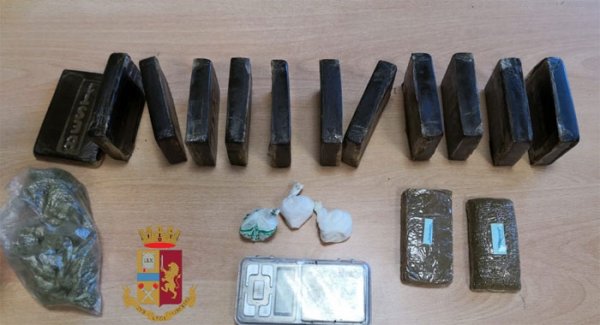 Napoli - Polizia sequestra circa 1,5 kg di droga a Fuorigrotta