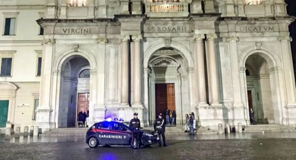 Pompei - Parcheggiatori e ambulanti abusivi, controlli dei carabinieri: cinque persone allontanate
