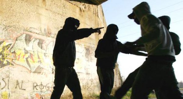 Baiano (AV) - Rapinano coetanei armati di coltello, arrestati due 15enni
