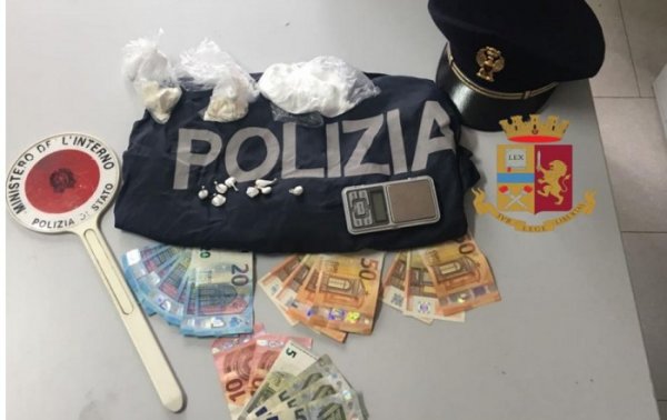 Napoli - Coniugi pusher arrestati dalla Polizia, in casa cocaina e soldi