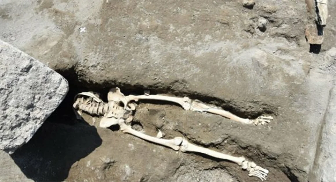 Pompei - Straordinario rinvenimento nel corso degli scavi alla Regio V: è lo scheletro "spezzato" di un uomo