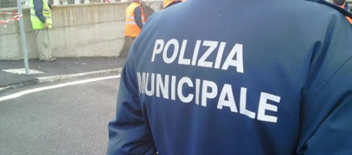Napoli - Atti osceni davanti a bambini di una scolaresca, vine arrestato ma fugge: ora è ricercato